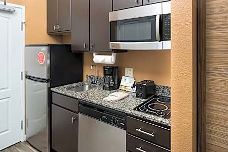 Studio, 1 Queen Bed with Sofa bed (Mobility Accessible, Roll-in Shower)