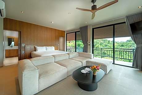 Suite with Bathtub