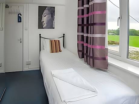 Standard Twin Room with Shared Bathroom