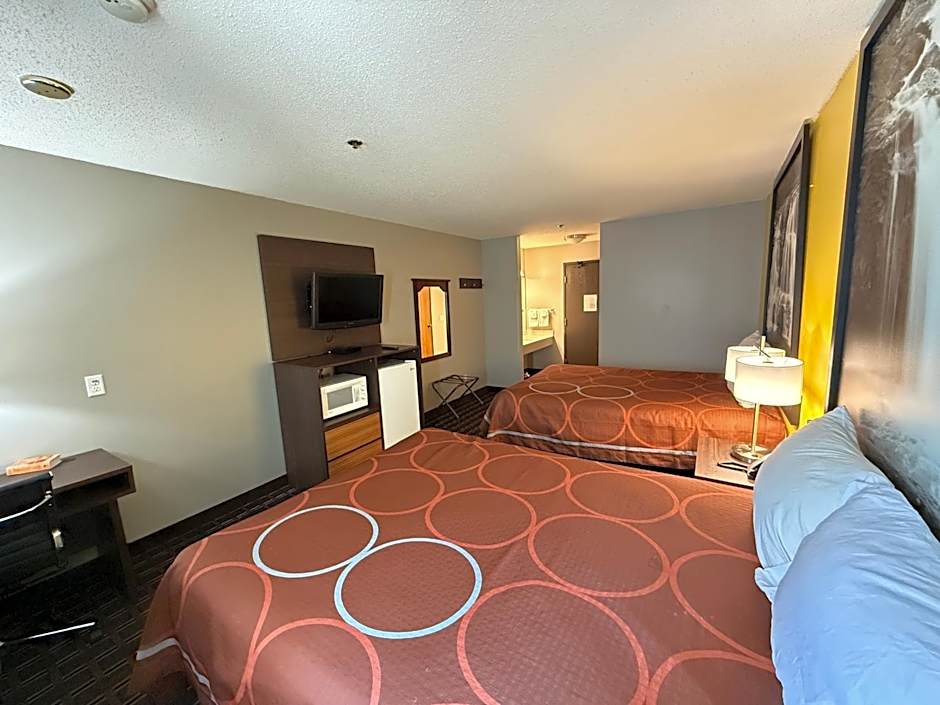 Super 8 by Wyndham Reedsburg
