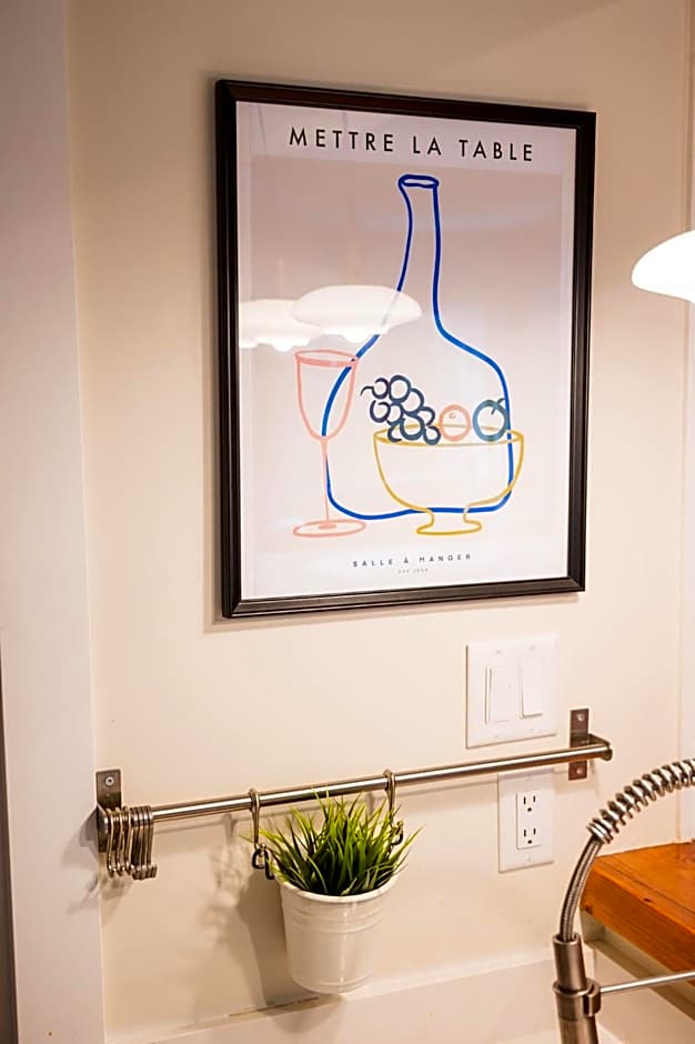 Group Stays - Large Renovated Apartment with Pool and Hot Tub