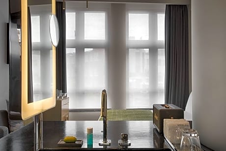 marvelous exchange, 1 bedroom bi-level suite, in loft: 1 king, atrium view