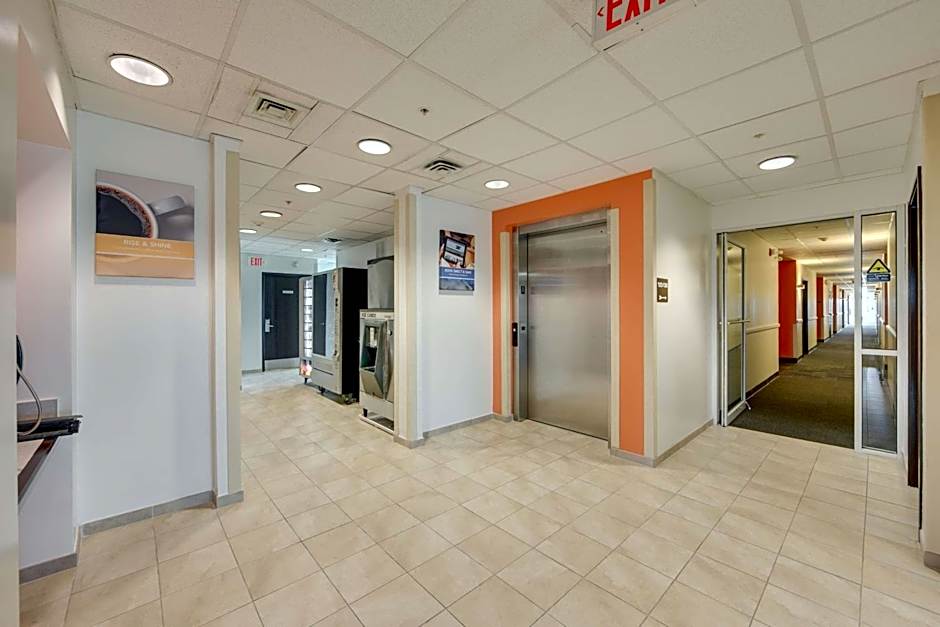 Motel 6-Brampton, ON - Toronto