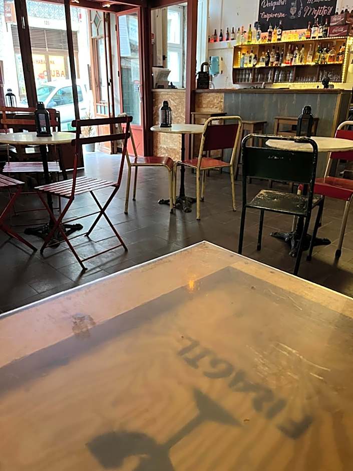 Alface Hall Hostel & Bar