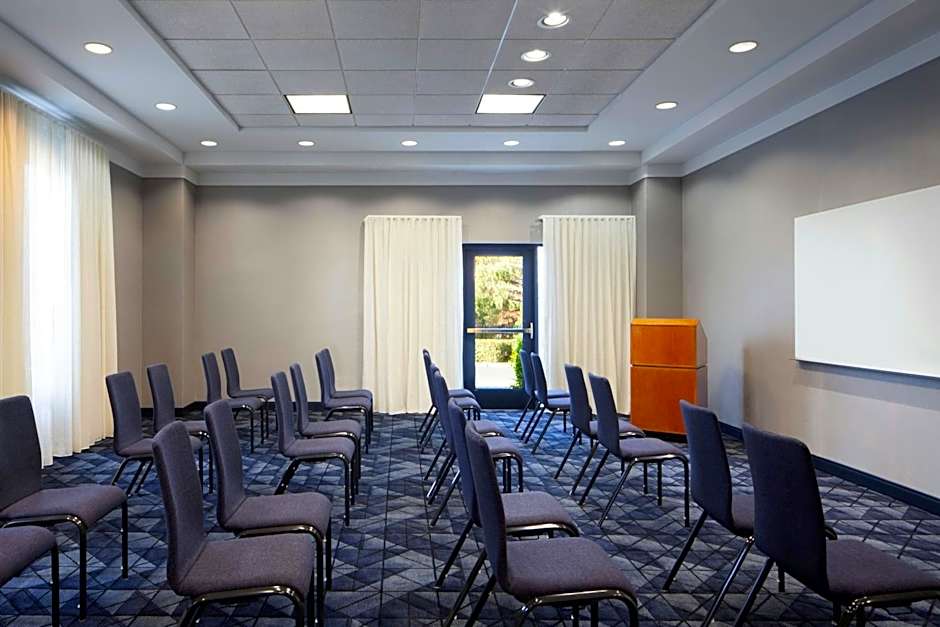 Courtyard by Marriott Newark Silicon Valley
