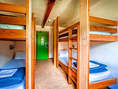 Bed in 4 to 6-Bed Male Dormitory – Shared Bathroom