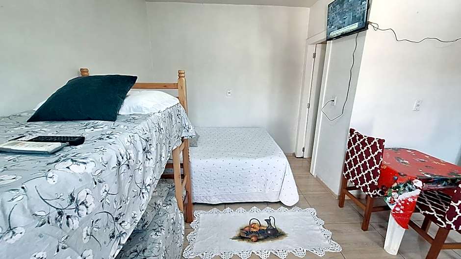 KITNET S2 em TORRES-RS - Na mais bela praia Gaúcha - Cozinha - Banheiro - Ar condicionado - TV smart 32' - Wi-Fi - Estacionamento - Anfitriã Superhost no BnB