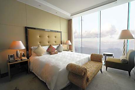 One-Bedroom Suite with Lounge Access - Smoking/High Floor