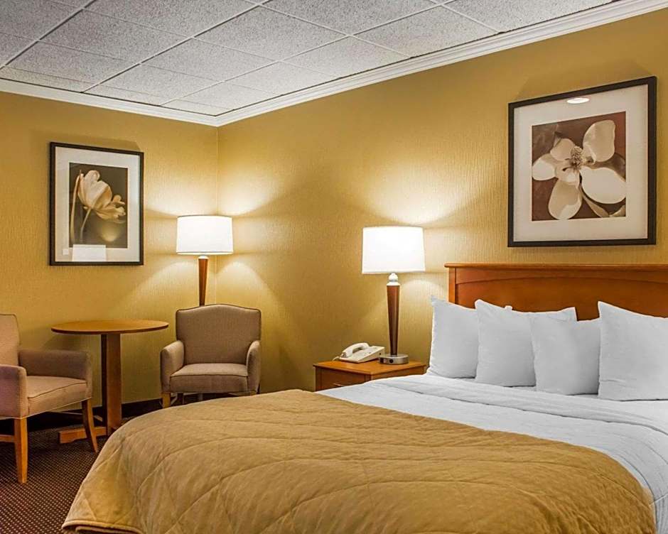 Clarion Hotel & Suites Riverfront