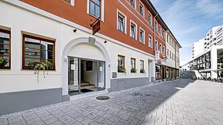 Boutique-Hotel Kronenstuben - unschlagbare Zentrumsnähe direkt am Marstall & Marktplatz - Schloss in 3 Min - Frühstück - Langzeitmiete
