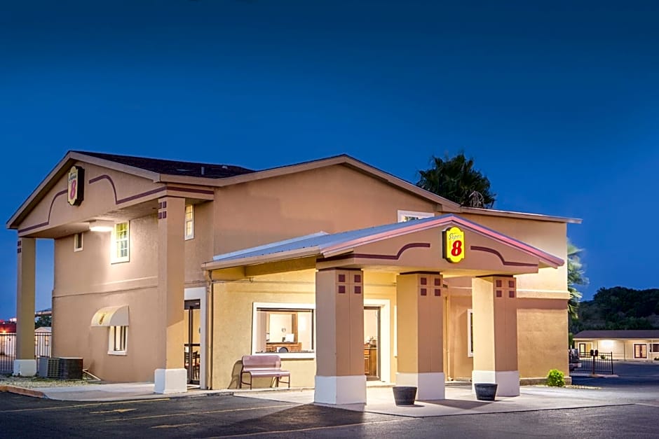 Super 8 by Wyndham Temple S. General Bruce