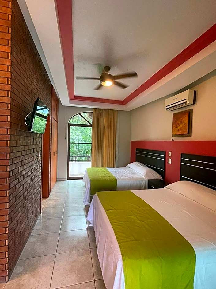 Hotel y Suites Los Encantos