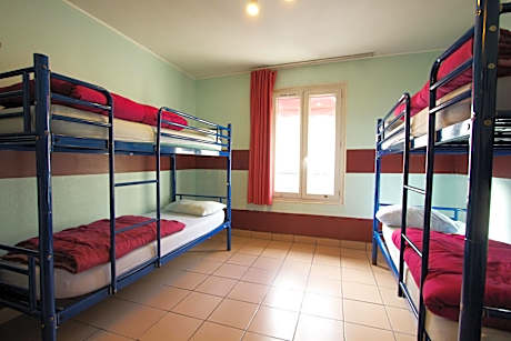 Bed in 4 mixed dorm wth shared bathroom