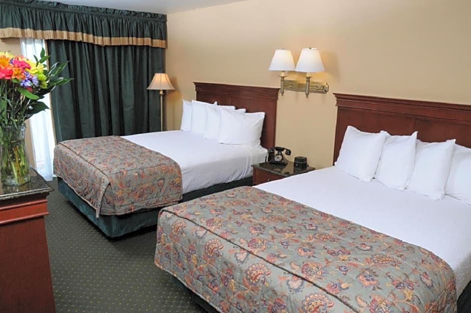 Pike's Waterfront Lodge