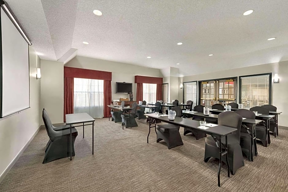 Country Inn & Suites by Radisson, Kansas City at Village West, KS