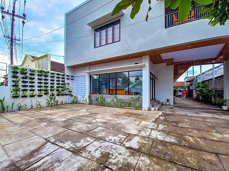 RedDoorz Plus Syariah at Umyas Hotel near Terminal Anjuk Ladang Nganjuk