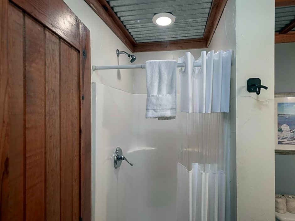 Pine Cabin, 2 Bedrooms, Fireplace, Midtown, Sleeps 6