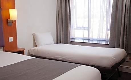 Family Room (2 Adults + 1 Child)