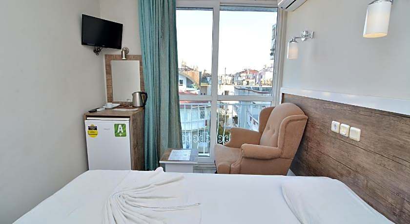 Cleopatra King Apart