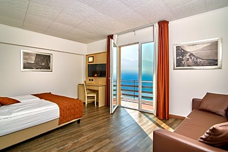 Classic Double or Twin Room with Lake View and Balcony