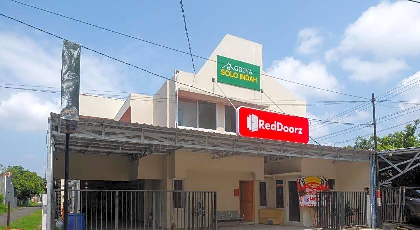 RedDoorz Plus near RS JIH Solo