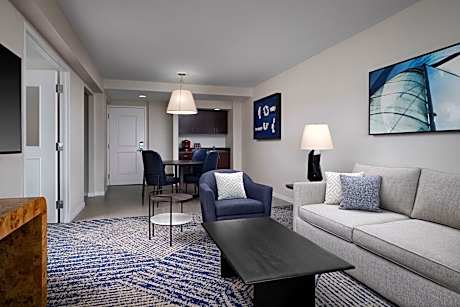 Sunset Suite, Club Lounge Access, 1 Bedroom Suite, 1 King, Sofa Bed, Bay View, High Floor