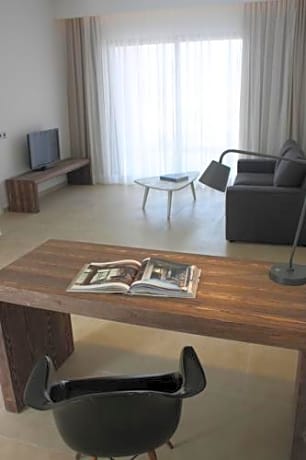 Comfort Suite with Airport Transfer 