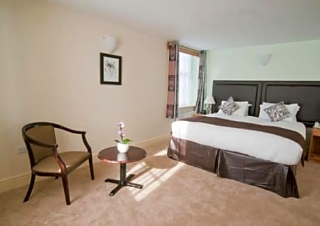 Family Room (2 Adults + 2 Children)