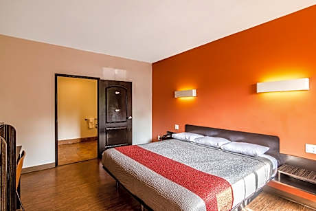 1 King Bed | Non-Smoking, Micfridge