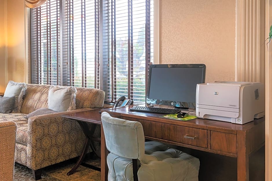 Five Towns Inn - JFK Airport