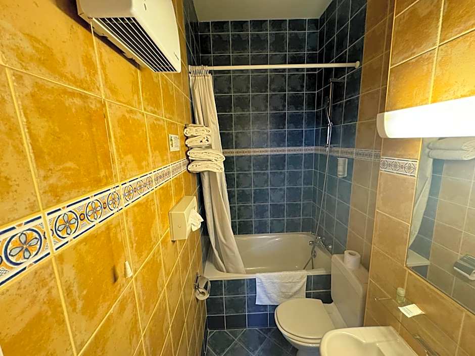 Hôtel Bosquet Pau Centre - Self Check In Budget Hotel