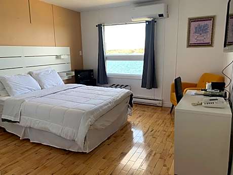 Deluxe Double Room (2 Adults + 1 Child)