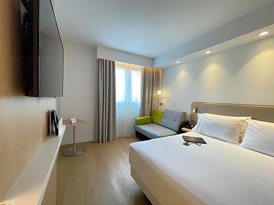 Foto 1 daripada 12 — Standard 1 Queen Bed with Sofabed