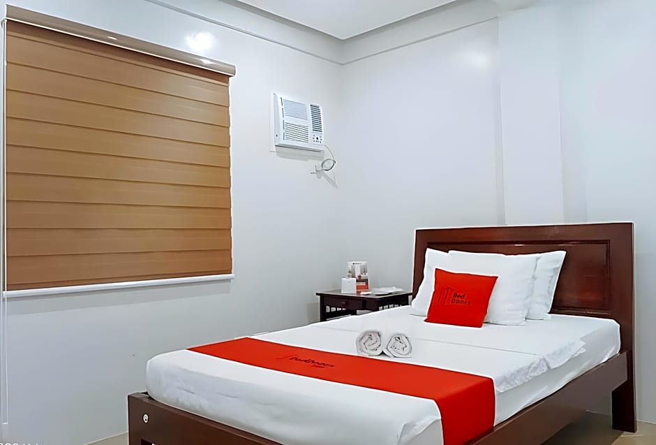RedDoorz @ Davids Travellers Inn Cavite