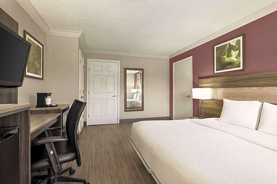 La Quinta Inn & Suites by Wyndham San Antonio Lackland