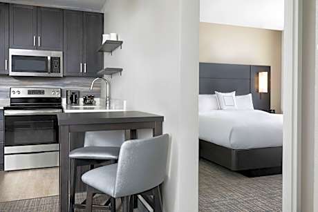 1 Bedroom Suite, 1 King, Sofa bed