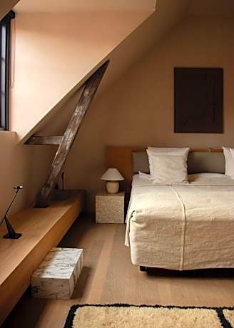 Room 8 - Comfort Room