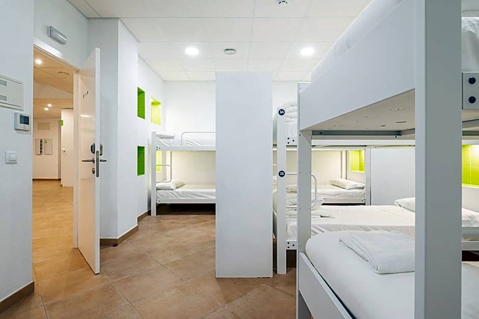 Foto 1 di 4 di 8-Bed Mixed Dormitory Room