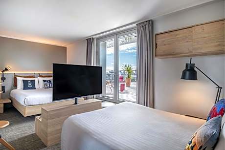 Moxy Harbor Sleeper Rooftoop Terrace Room with Harbor View