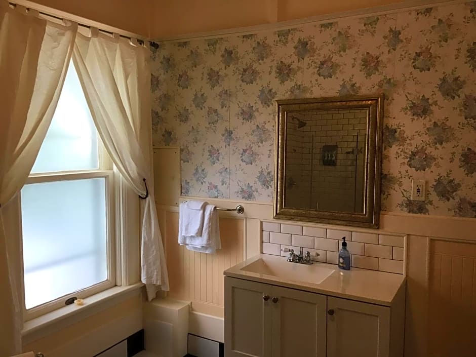 Marmora and Lake Inn and Victorian Diner