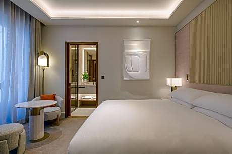 Deluxe King Room with Courtyard View