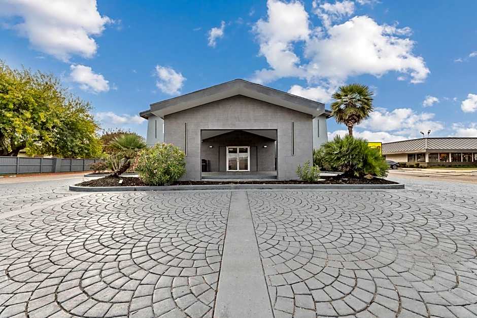 Days Inn & Suites by Wyndham Texas City