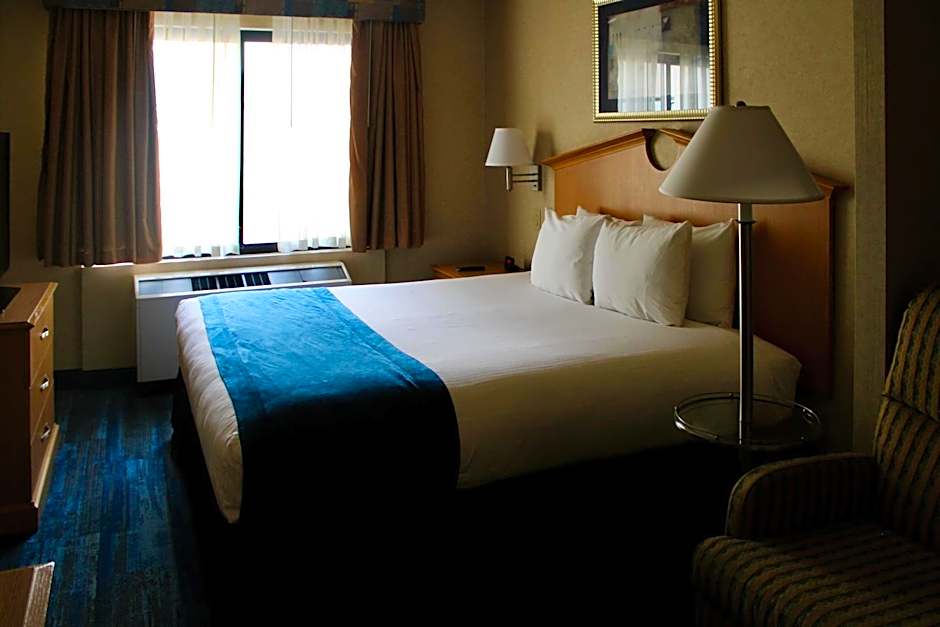 Marco LaGuardia Hotel & Suites