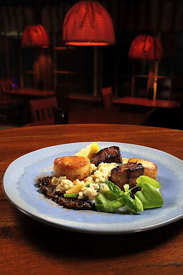 Storm Mountain Lodge Cabins Dining