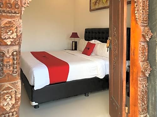 RedDoorz Plus near Dreamland Beach