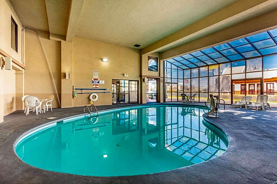 Econo Lodge & Suites Clarksville near Governors Square Mall