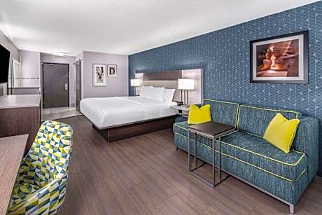 Deluxe Studio Suite with King Bed - Non-Smoking