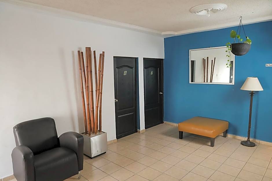 ANTIQUE Guest House Fundidora