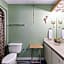 1302b St Thomas Square