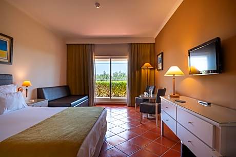 Family Room (2 Adults + 2 Children)